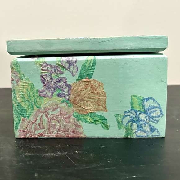 Light Green Floral Painted Vintage Jewelry Box - Picture 9 of 13
